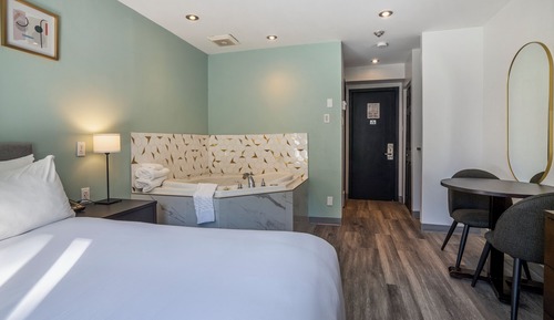 Suite, 1 Queen Bed, Hot Tub