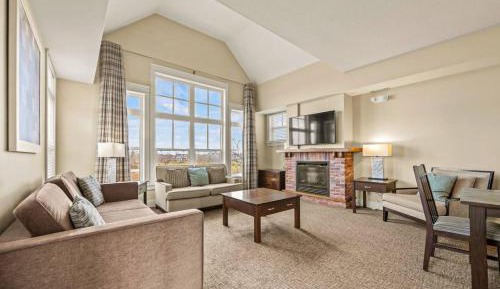 Three-Bedroom Apartment with Mountain View