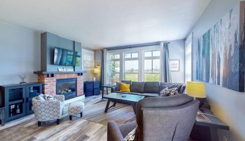 Two-Bedroom Apartment with Mountain View