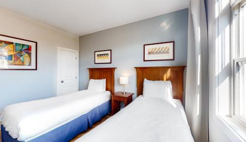 Two-Bedroom Apartment with Mountain View