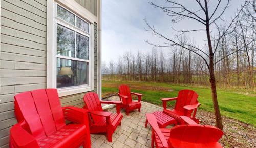 Two-Bedroom Apartment with Mountain View