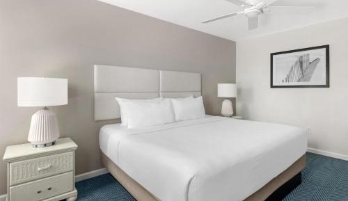 One-Bedroom King Suite with Balcony