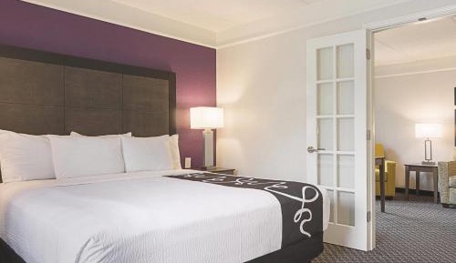 One-Bedroom King Suite - Non-Smoking