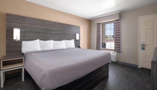 King Room - Disability Access - Non-Smoking