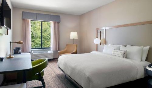 King Room with Roll-In Shower - Mobility Access/Hearing Accessible