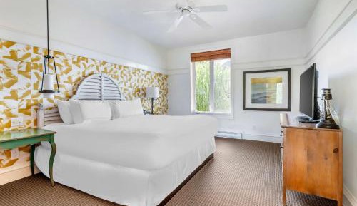 One-Bedroom King Room with Sofa Bed and Resort View