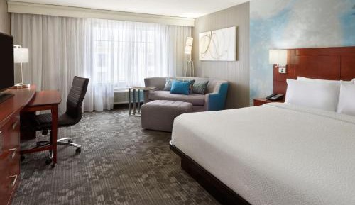 Larger King Room with Bathtub, Transfer Shower and Sofa Bed - Mobility Access