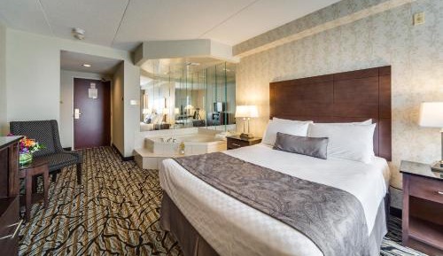 Queen Suite with Jetted Tub