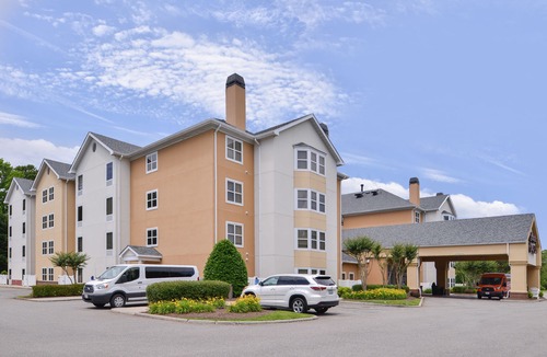 Central Newport News Hotel | Hampton Inn & Suites Newport News-Airport - Oyster Point Area