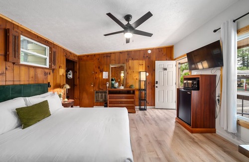 Hendersonville Hotel | CedarWood Inn