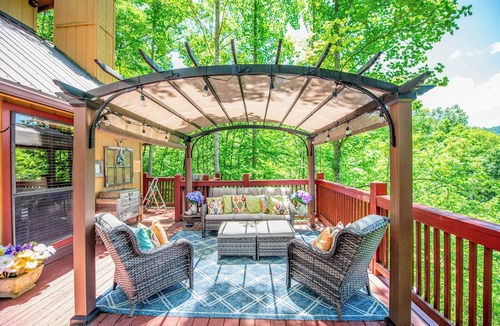 Almond Cottage | Mountain Views Hot Tub Family Cabin