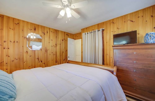 Lake Junaluska Apartment | Serene Lake Junaluska Gem: Deck & Mountain Views