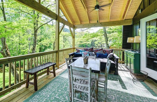 Highlands Cottage | Creekside Cabin: Tubing, Trails & Highlands Charm!