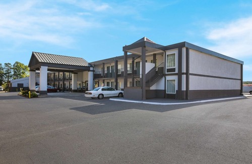 Commerce Hotel | Rodeway Inn Commerce