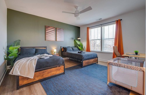 Mountain Island House | Luxe King 4BR Townhouse to Uptown CLT
