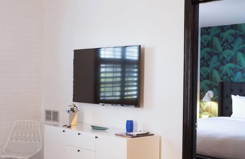 Sobro Cottage | Sleeps 8 4 Stylish Sobro Suites Near Music & Dining by Avantstay