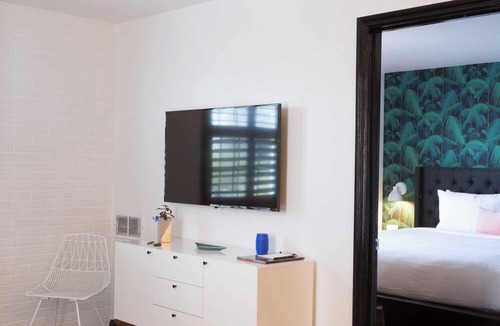 Sobro Cottage | Sleeps 48 Entire Hotel 24 Private Suites, 7min to Broadway, Perfect for Groups Sobro by Avantstay!