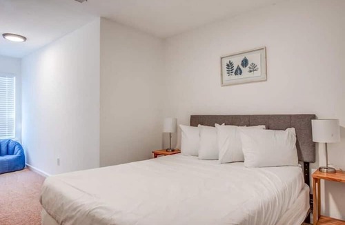 University District Hotel | Mins to Dtwn High Point Duet
