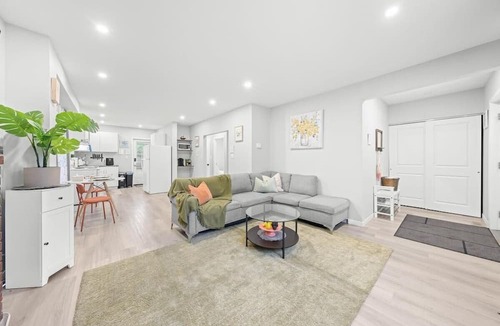 Newtonbrook House | Clean &Comfortable close to mall