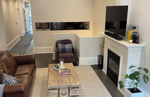 Midtown Toronto Condo | Corporate living at the crossroads of the Annex and Yorkville (long term rental)