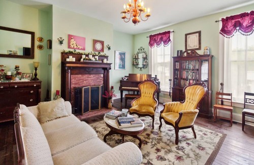 Glasgow Apartment | Dickinson Room by Main Street Bed & Breakfast