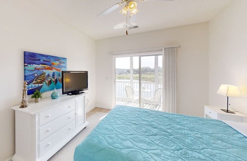 Carolina Yacht Landing Condo | Lakefront condo with pool, hot tub, close to beach