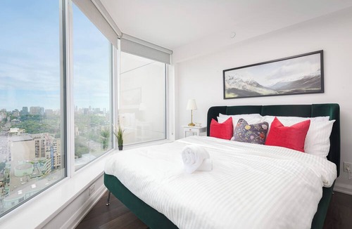 Midtown Toronto House | Luxury 2BR in Yorkville Downtown Toronto with City View