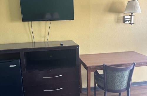 Cherryvale Hotel | American Inn