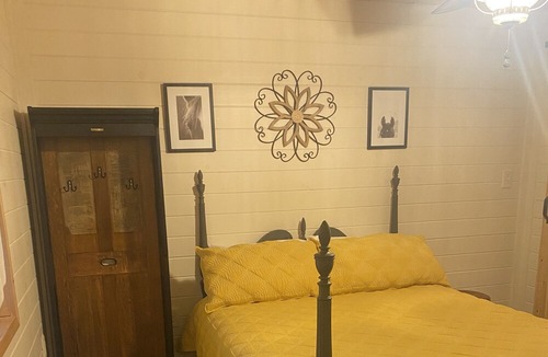Jamestown Cabin | Cozy 2-bedroom cabin with WiFi, AC in welcoming Jamestown