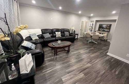 Midtown Toronto House | No stairs / Renovated 3-Bedroom free Wifi,Parking