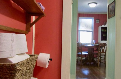 Summerlee House | Vibrant 2 Bedroom Home, Conveniently Close To The New River Gorge National Park.