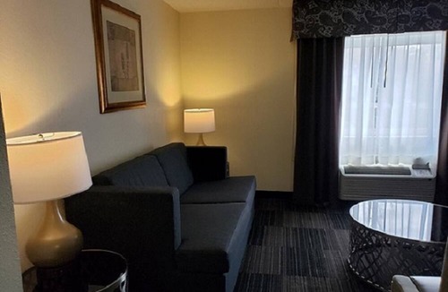 Merry Oaks Hotel | Club - Hotel Nashville Inn & Suites