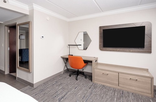 North Charleston Hotel | Holiday Inn Express & Suites Charleston - Northwoods by IHG