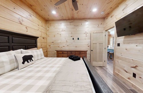 Wears Valley Cabin | At Park's Edge (3-Bedroom Cabin) with Mountain view by RedAwning