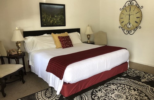 Maggie Valley Hotel | The Cardinal Inn