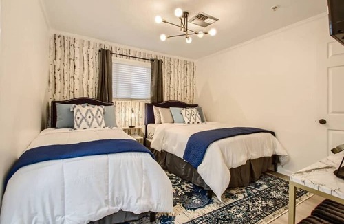 North Capitol Apartment | Condo with Pool and Free Parking -Walk Downtown & Germantown