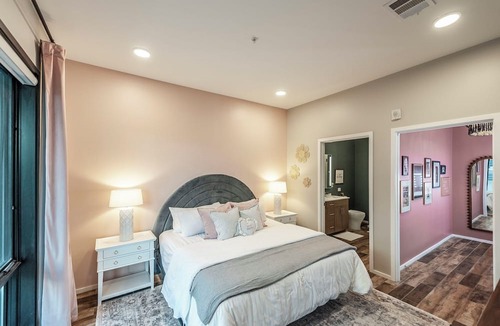 Edgehill Condo | Glam Downtown Retreat w/Pool | Girls’ Trips & Bachelorettes | Sleeps 8