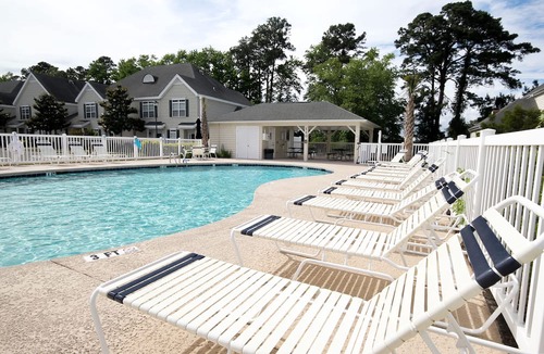 Little River Condo | Lovely ground-floor golf-and-sea condo with on-site pool & screened patio