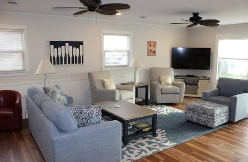 Nags Head Cottage | Remodeled Cottage 1 block from beach!