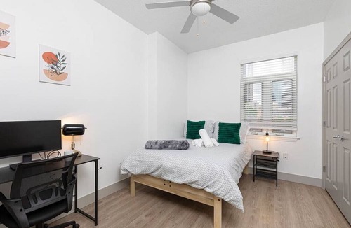 Charlotte Center City Apartment | The Tar Heel | Free Parking, Stunning Views, 2Mins to Stadium, Fast WiFi