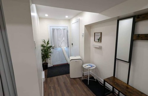 Cote-Des-Neiges—Notre-Dame-De-Grace Apartment | Modern Basement Studio w/Kitchen, Free Parking