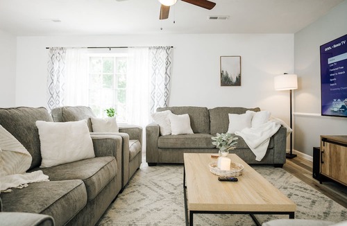Lynchburg House | Modern townhome in Lynchburg! 3 bed 2.5 bath Only minutes from everything! Cozy!