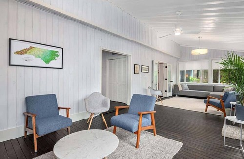 Saluda House | Patio Retreat | Walk to Saluda + Free Attraction