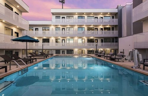 Edgehill Condo | Stylish downtown condo w/pool & parking