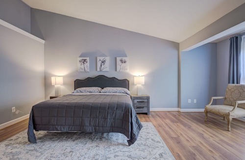 Lorton House | Stunning 4 bedroom townhouse 2 king suites.
