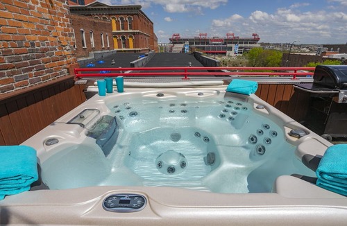 Downtown Nashville Condo | The Titan Penthouse Nashville-Rooftop Hot Tub Printer's Alley-steps to Broadway