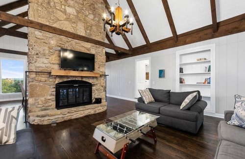 Hendersonville Apartment | Cabin on the Hill - North Nashville Stunner!