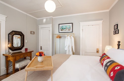 Hillsboro Village Apartment | Near Belmont & VUMC · 1BR Sleeps 4 · 1920s Condo