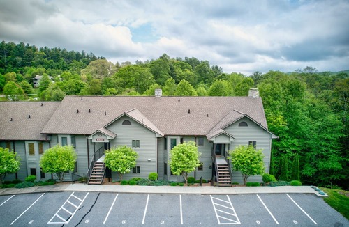 Blowing Rock Condo | Chetola:Berkshires 3 - 3BR with 2 sleeper sofas-Walk To Blowing Rock