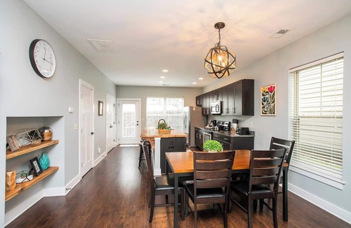 Inglewood House | Relaxing 2 BD/2.5 BA Nash Home